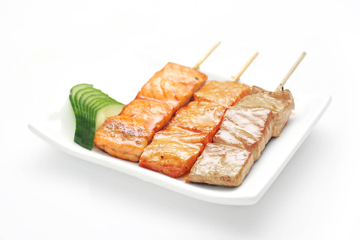 3 brochettes : 2 saumon, 1 thon,