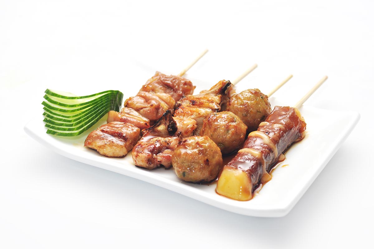 4 brochettes : 1 boeuf au fromage 1 aile de poulet 1 boulette de poulet 1 poulet